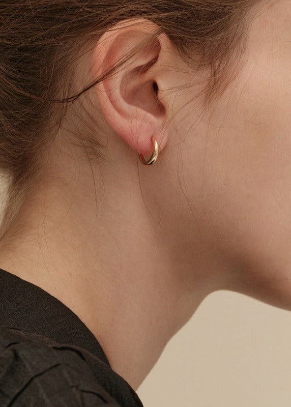 Smooth metal hoop pierce