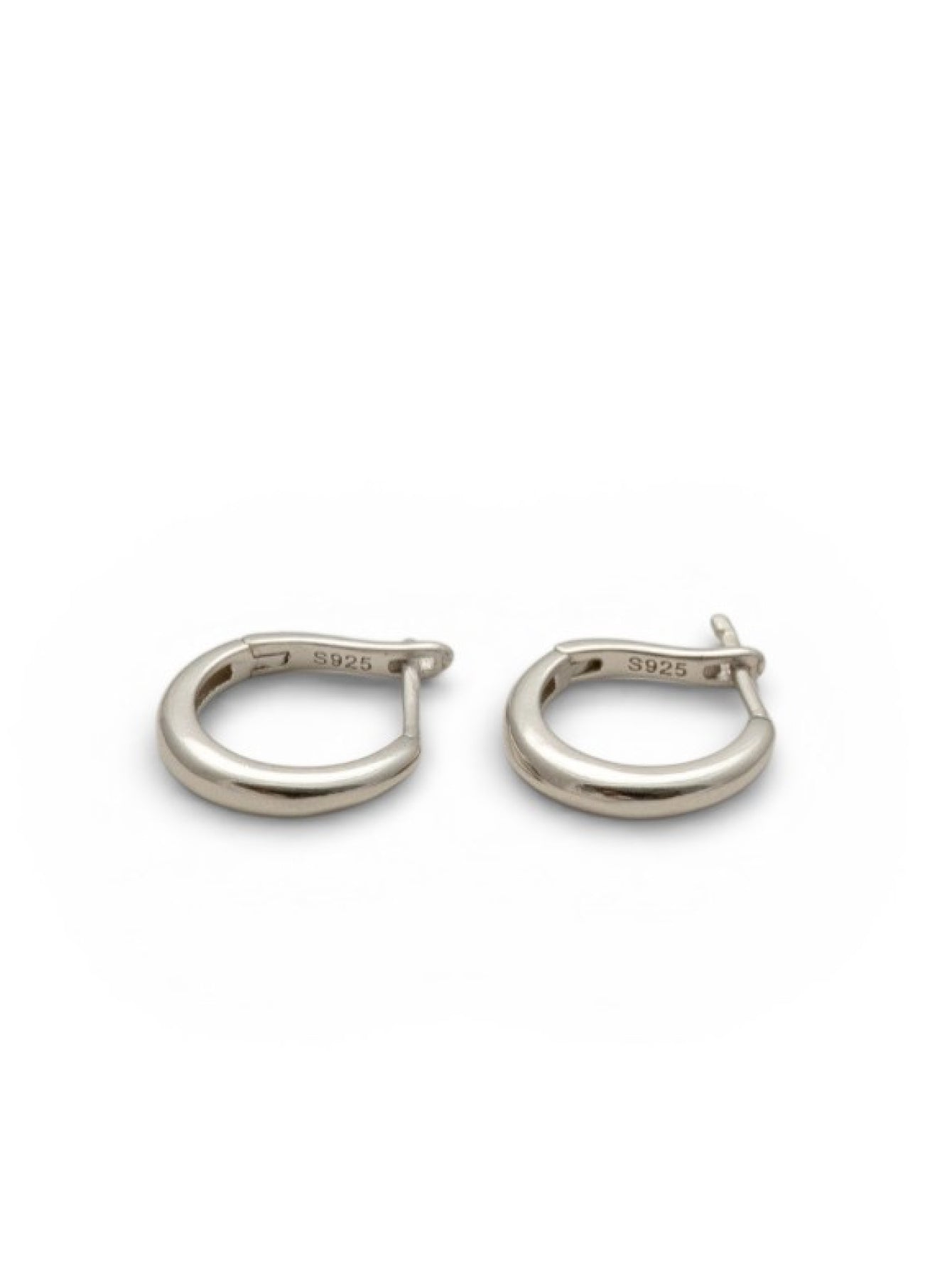 Smooth metal hoop pierce