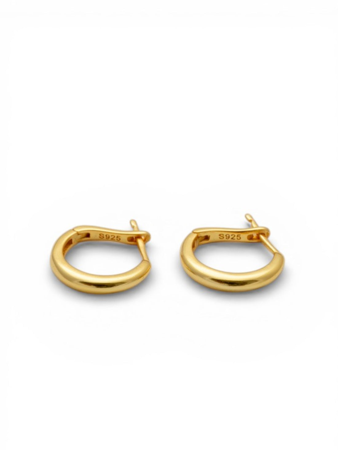 Smooth metal hoop pierce