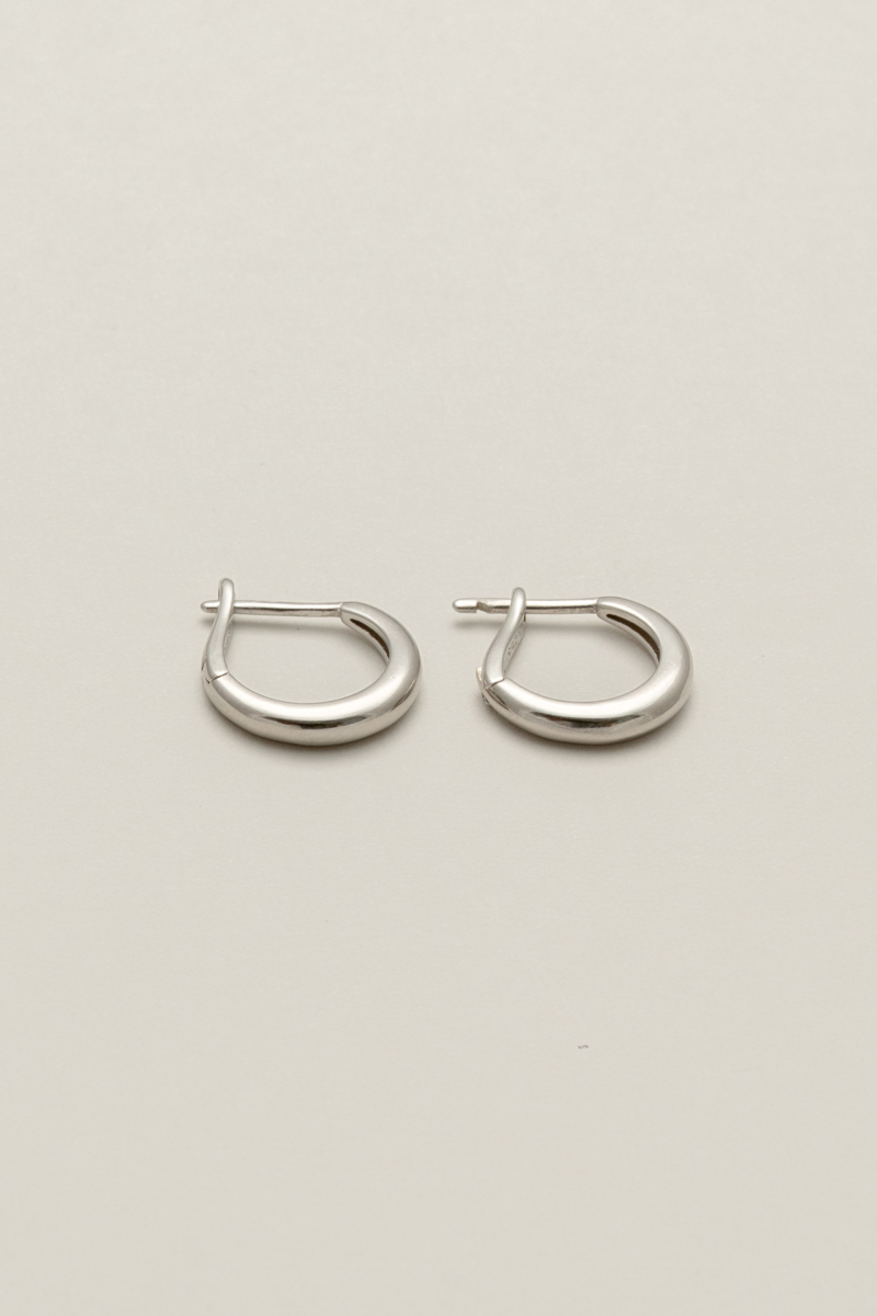 Smooth metal hoop pierce