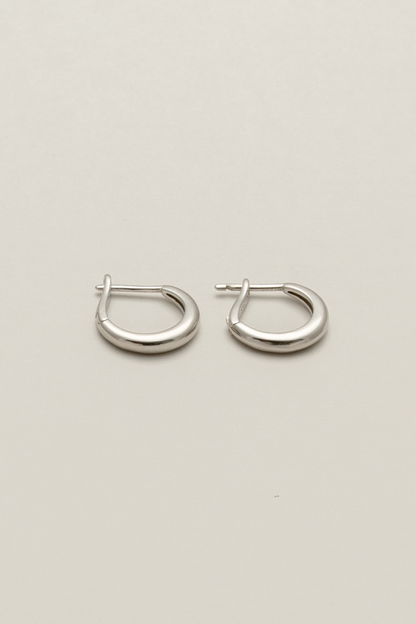 Smooth metal hoop pierce
