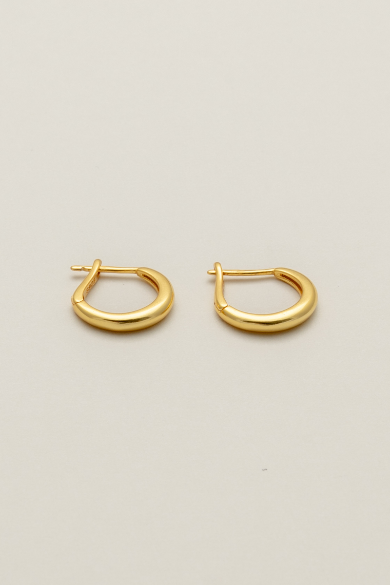 Smooth metal hoop pierce